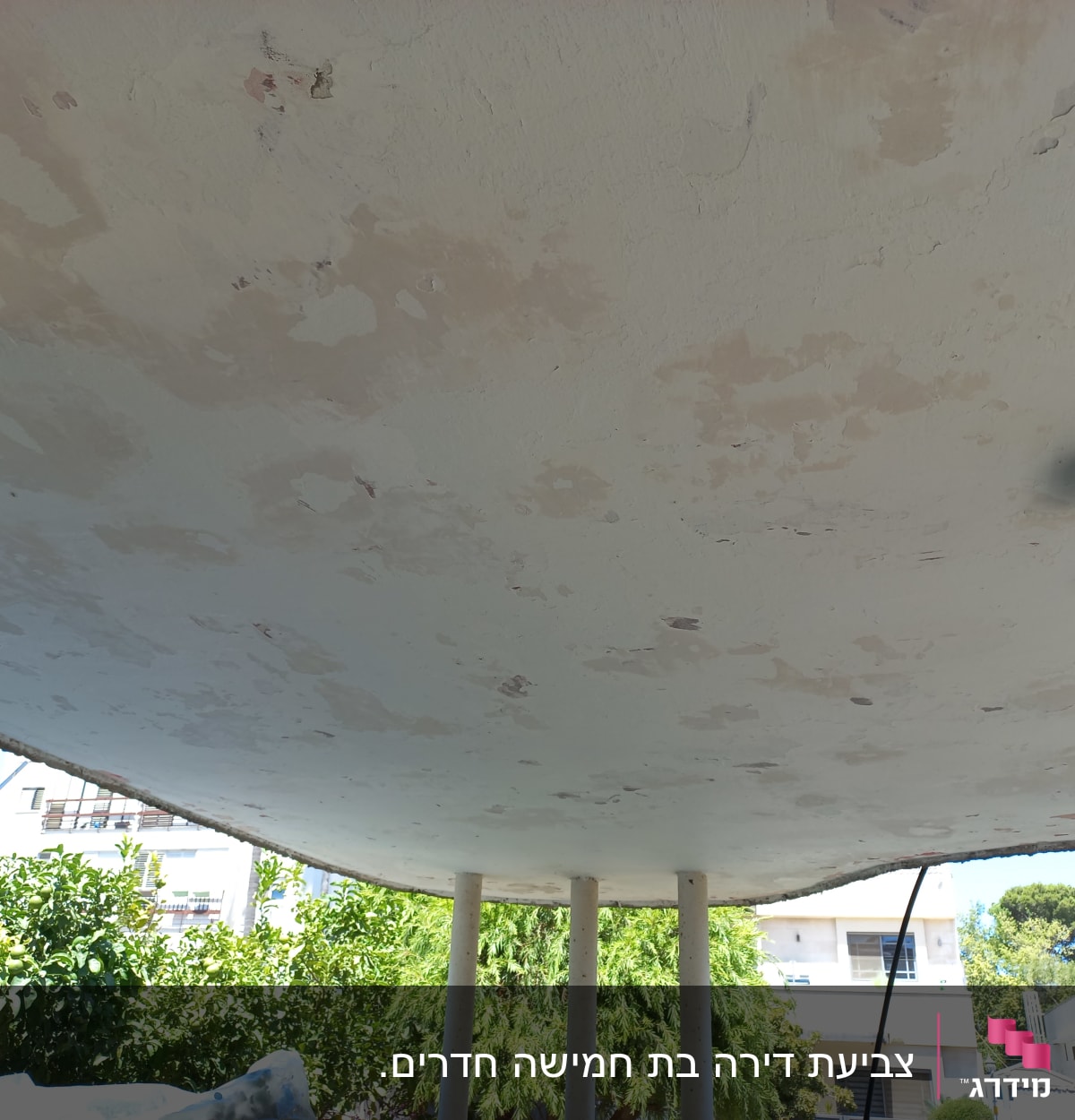 תקרה מתקלפת עם סימני צבע מתקלף